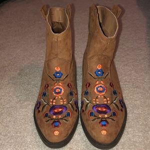 Kohls Mudd brand brown short flowered boots